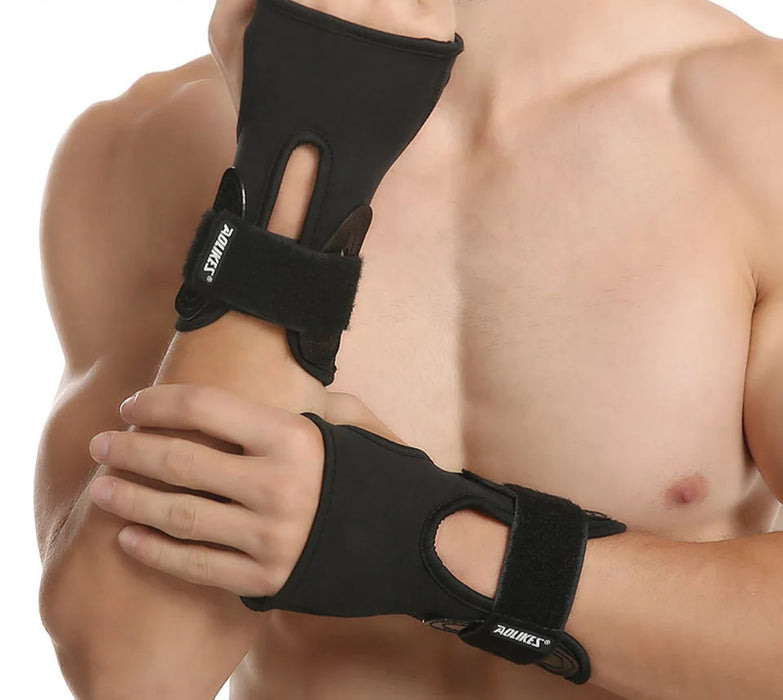 Pair of Snowboard Ski Wrist Guards Protective Gear For Skating Skiing