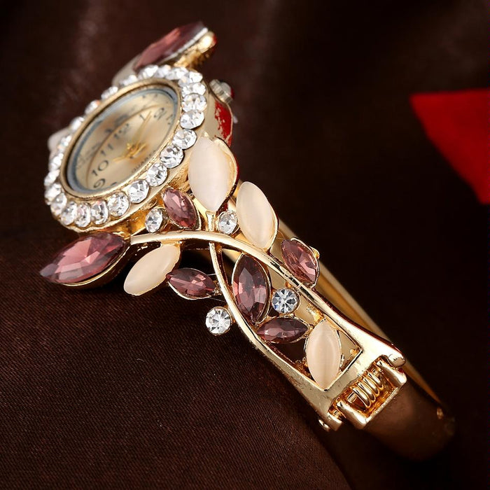 Women Retro Round Dial Diamond Petal Bracelet Quartz Watch Red